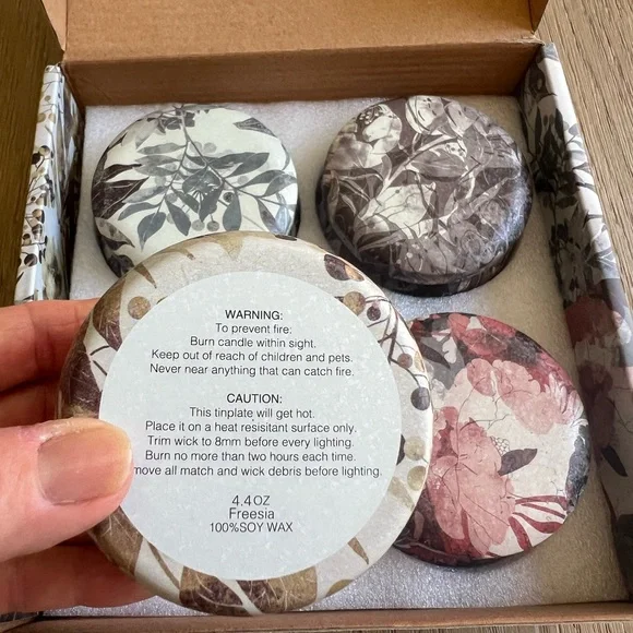 Gift box of 4 soy wax candles Scents:French Vanilla, Lavender, Freesia, Rosemary - Picture 10 of 14